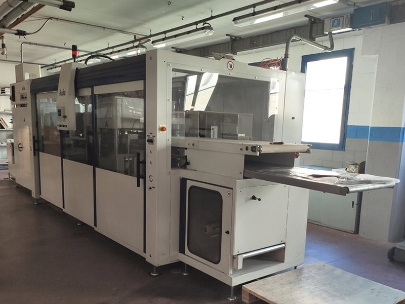 materiale-plastico-modellato-su-uno-stampo
